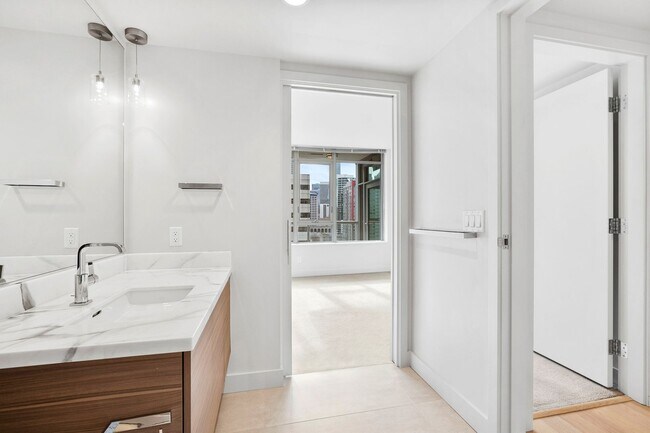 Building Photo - Stellar Denny Triangle Luxury Condo