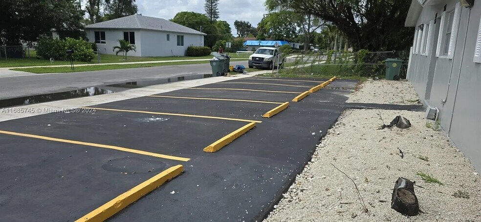 Building Photo - 2632 NW 18th Ter