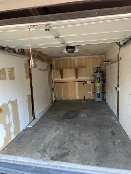 Garage - 8019 Calle Fanita