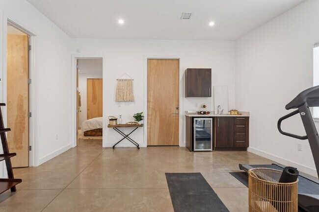 Building Photo - Spacious 5-Bed / 4-Bath home in LoHi for rent