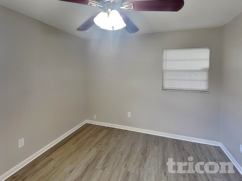 Building Photo - 120 N Alderwood St