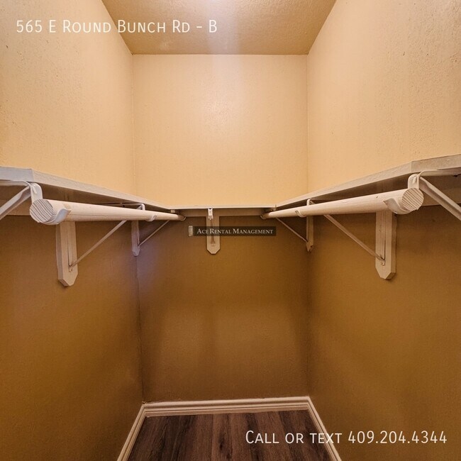 Building Photo - 565 E Roundbunch Rd