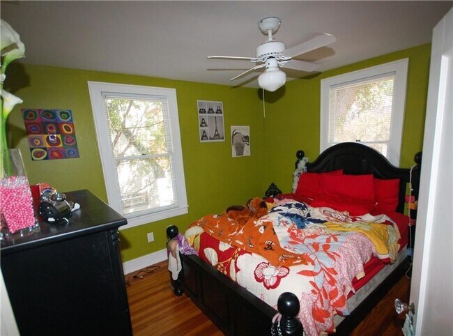 Building Photo - Large 4 Bedroom house with parking in North Campus