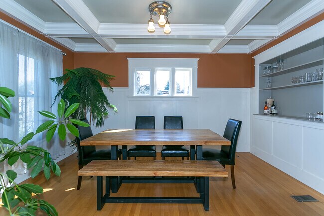 Dining Room - 718 NE Dekum St