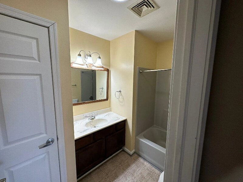 Building Photo - 203 Poplar Dr