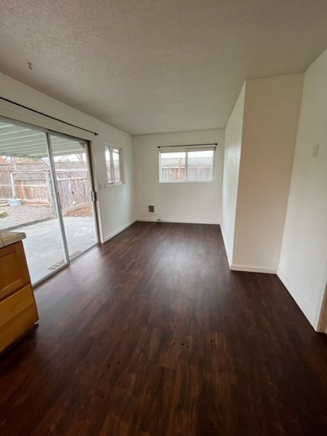 Building Photo - Coming Soon! 3 Bedroom 2 Bath McMinnville OR