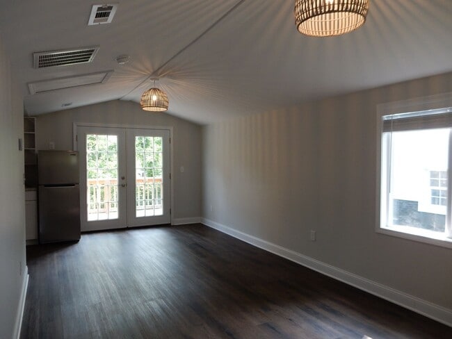 Building Photo - "Tiny" home offers one level living - WALK...
