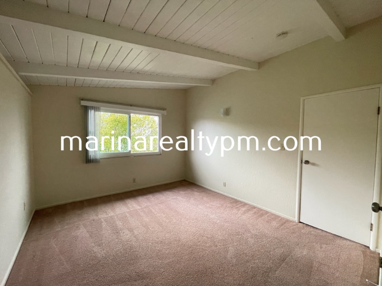 Building Photo - 240 Holly St