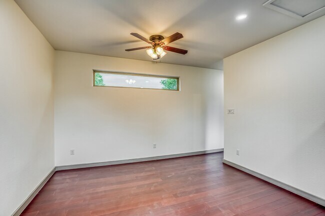 Building Photo - 3502 Longwood Dr