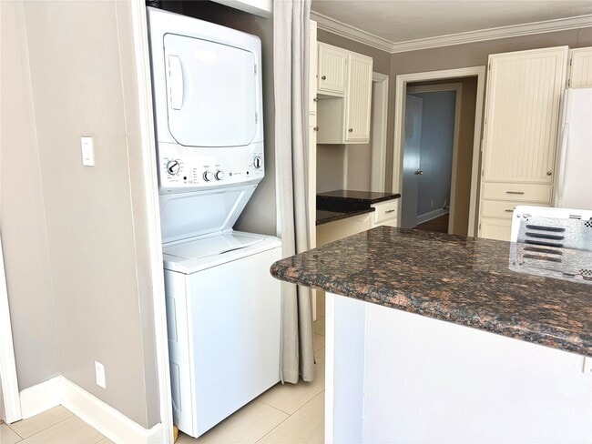 Building Photo - 5019 Poinciana Dr