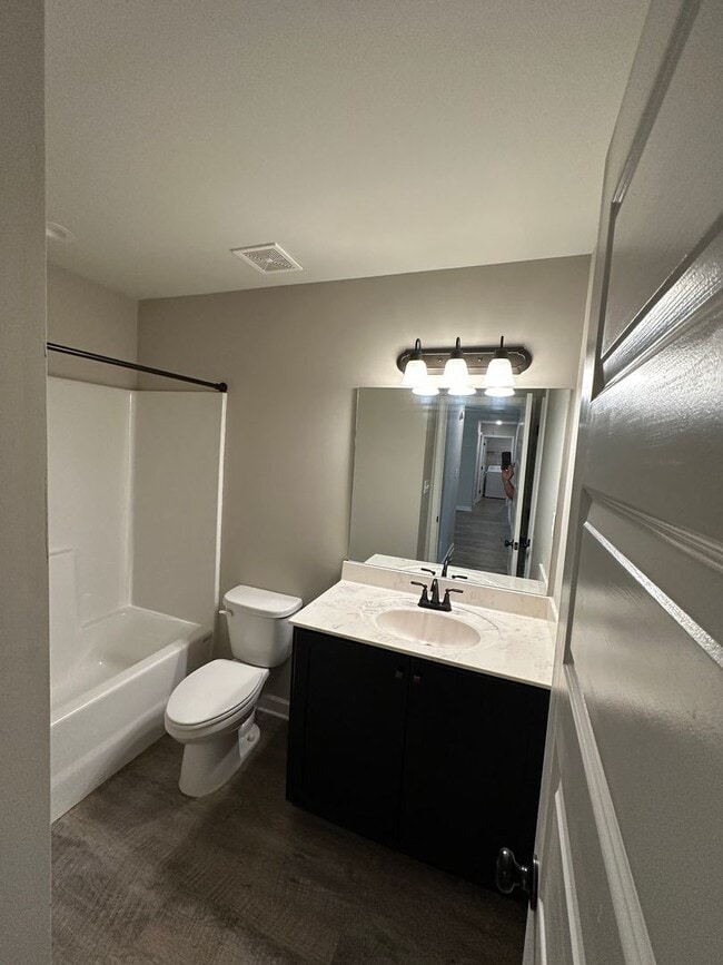 Building Photo - Available NOW in Southaven! Like New 3 BR/...