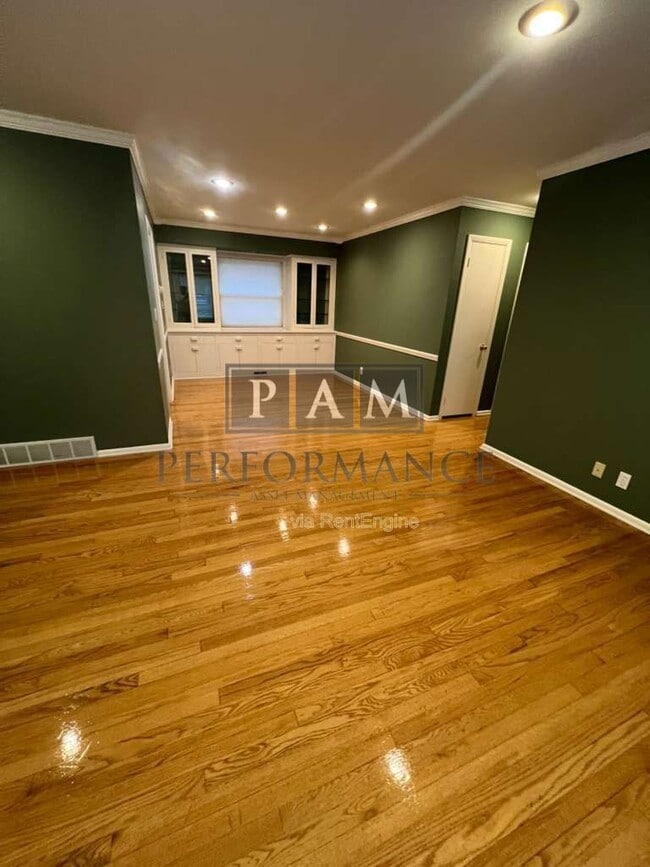 Building Photo - 8862 N Malibu Dr