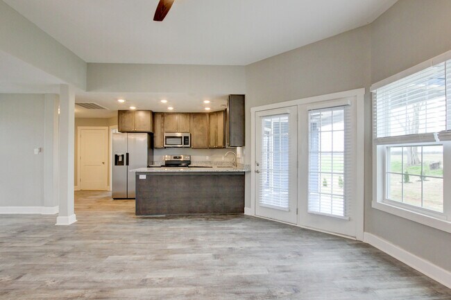 Building Photo - 127 Riverbend Dr