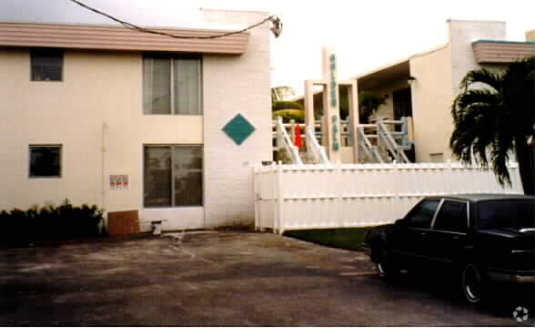 Building Photo - Emerald Isle Villa