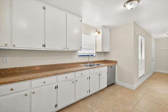 Building Photo - 898 Meginnis Ln