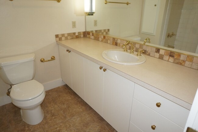 Building Photo - Beautiful 2 bedroom Belmont Condo. 3 Stories, 1 car garage, open floor plan, a/c. Amazing unit!
