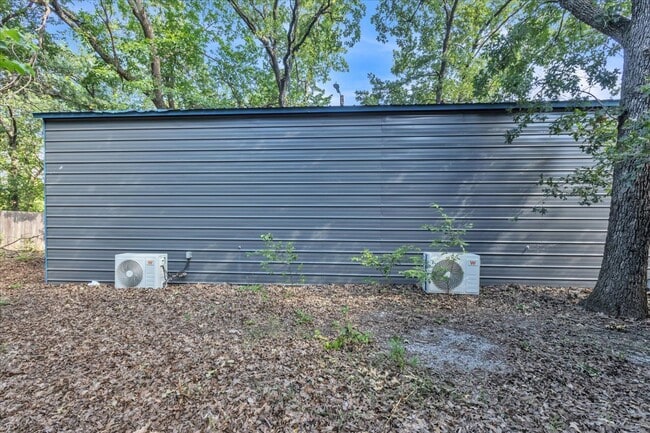 Building Photo - 9710 N Oak Cliff Dr