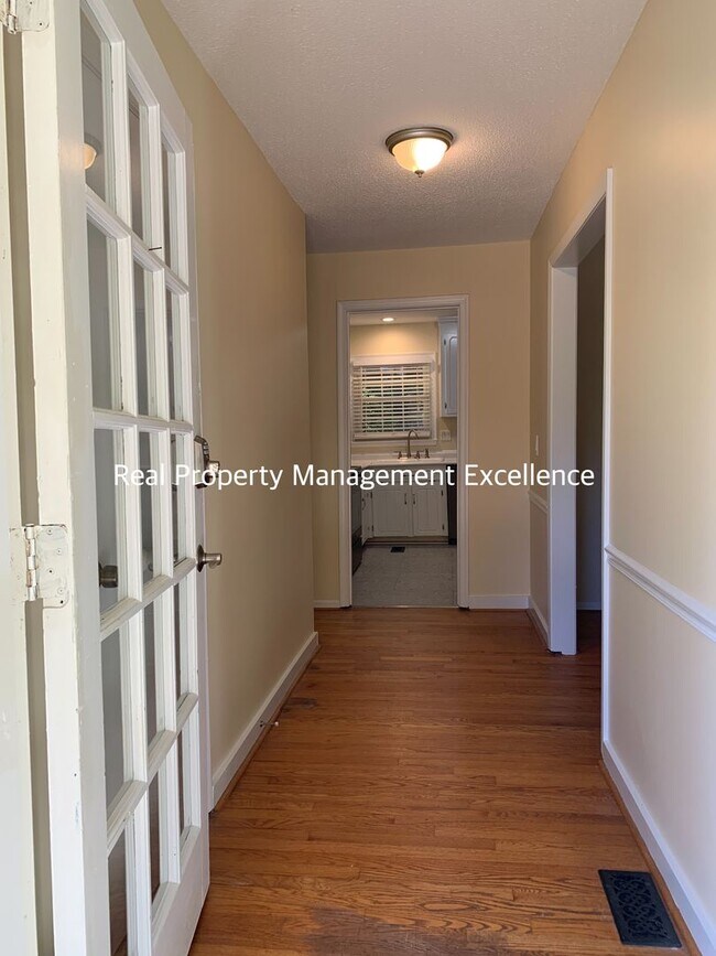 Building Photo - Renovated Raleigh Ranch, Convenient To 440...