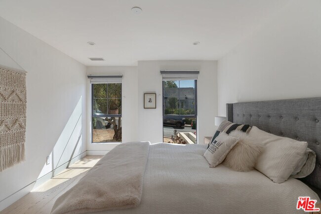 Building Photo - 5265 Dahlia Dr