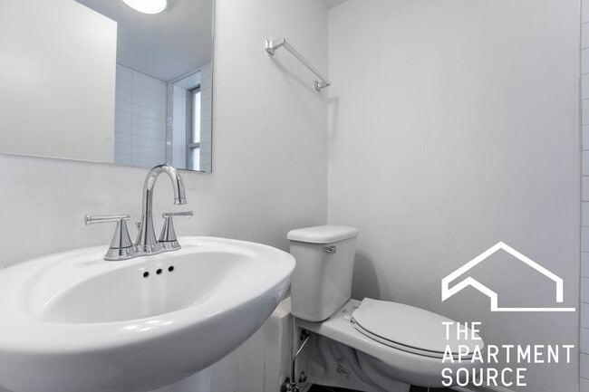 Building Photo - 925 W Carmen Ave