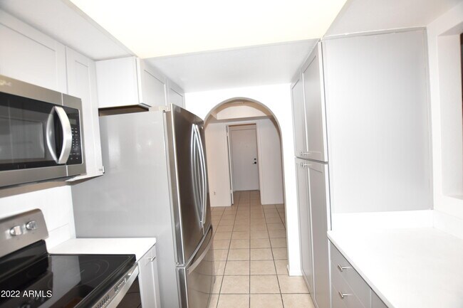 Building Photo - 5301 S Mitchell Dr