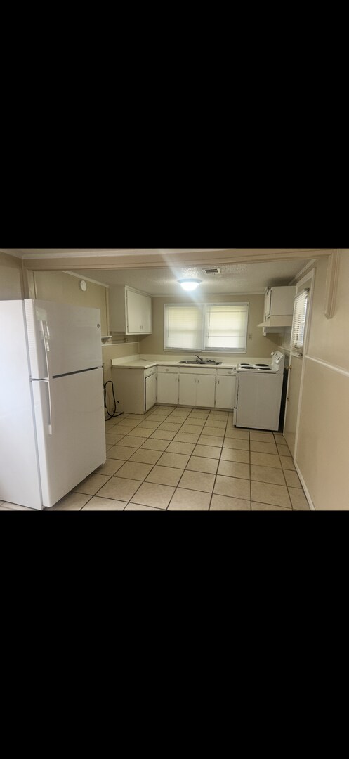 Building Photo - Adorable 2 BR / 1 BA - Cute affordable Home - Fort Walton Beach - Behind  ACE Hardware off Racetr...