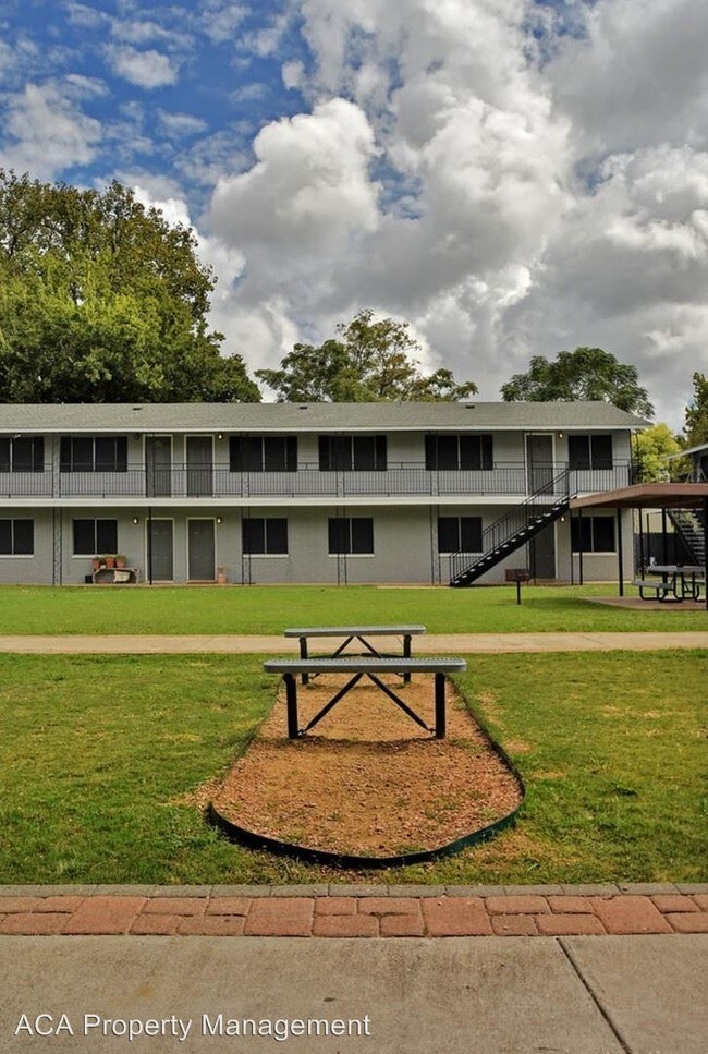 Building Photo - 2 br, 1 bath Apartment - 400 Linda Drive