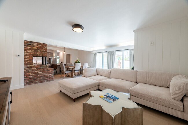 Building Photo - Relaxing 4BR Family Home Near Attractions ...