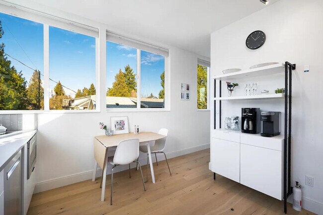 Building Photo - 4510 1st Ave NE