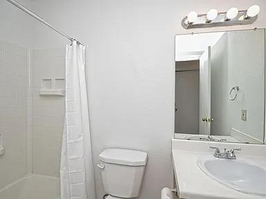 Building Photo - 17204 Ardisia Dr