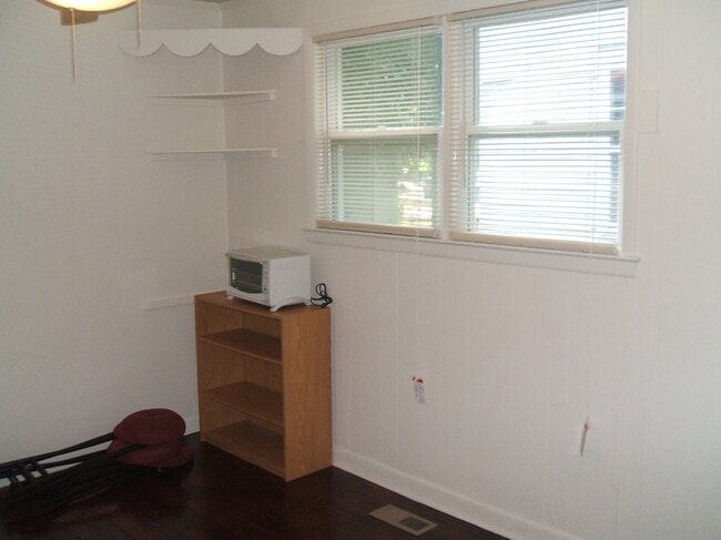Building Photo - 4 Bedroom house---walk to Forsyth in 15 mi...