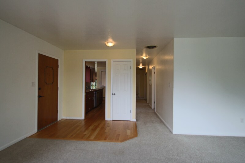 Building Photo - 2565 Willow Ln