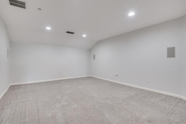 Building Photo - 628 Bottle Brush Dr