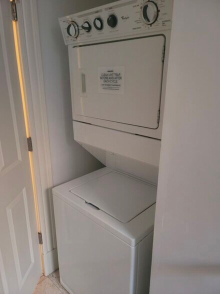 Building Photo - 4549-4551-4551 Oakland Ave