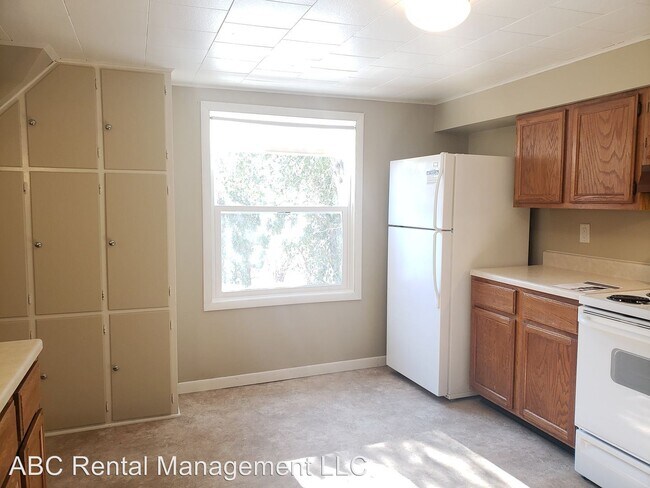 Building Photo - 321 6th Ave