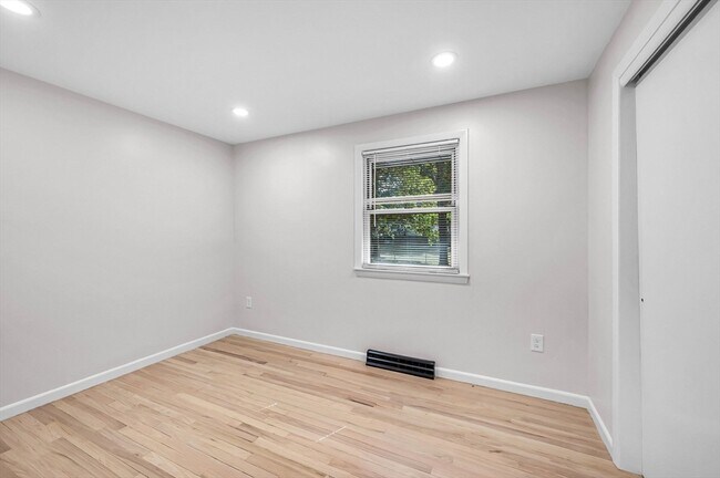 Building Photo - 557 Maple Rd
