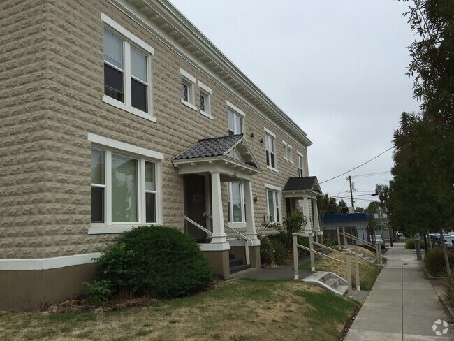 Building Photo - 8007-8015-8015 N Denver Ave