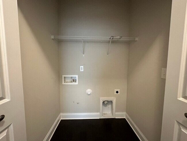 Building Photo - Beautiful 4 bedroom, 3 bath townhome end u...