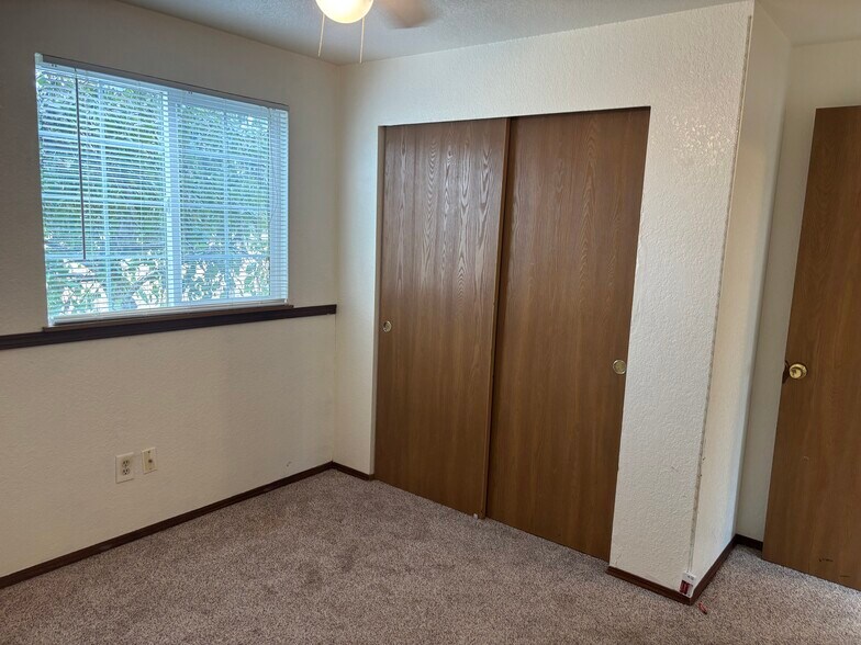 Building Photo - 702 Salzburg Ln SE