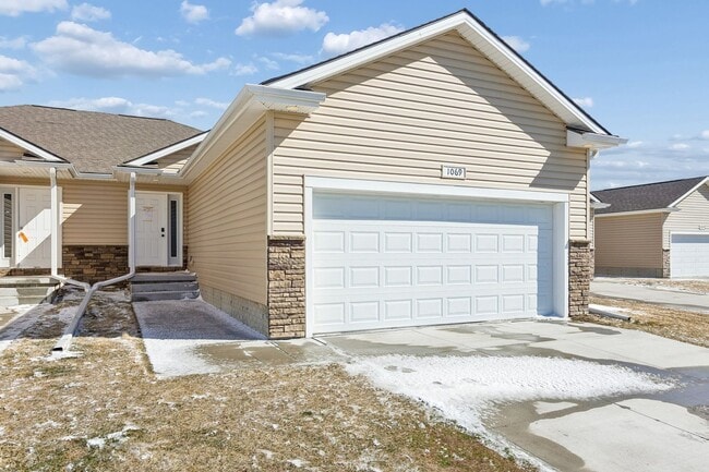 Building Photo - 4 Bedroom Townhome
