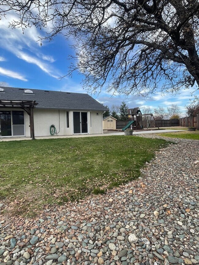 Building Photo - 3 BED 2 BATH HOUSE WITH FENCED BACKYARD IN THE COUNTRY HEIGHTS SUBDIVISION