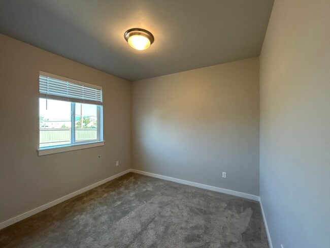 Building Photo - 2 Bedroom Duplex – Luderman Crossing - Bend