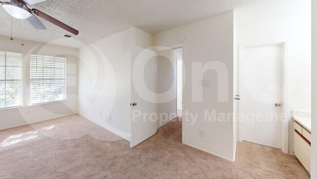 Building Photo - 1015 E Yager Ln