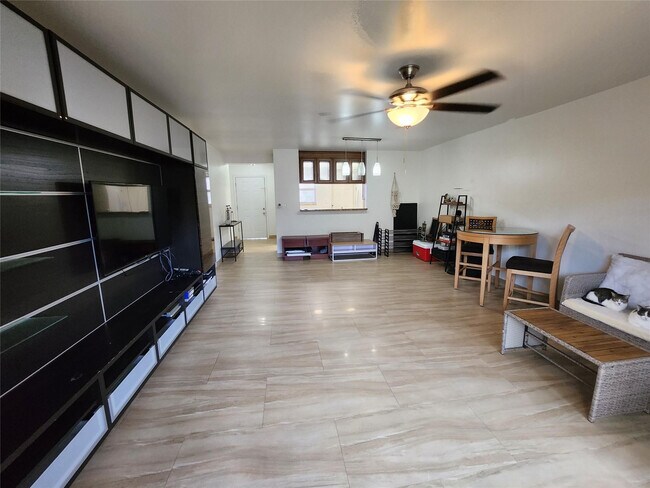 Building Photo - 219 NE 14th Ave