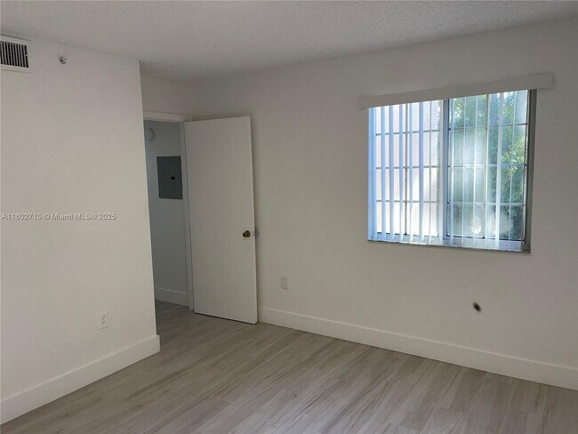 Building Photo - 4171 N Haverhill Rd