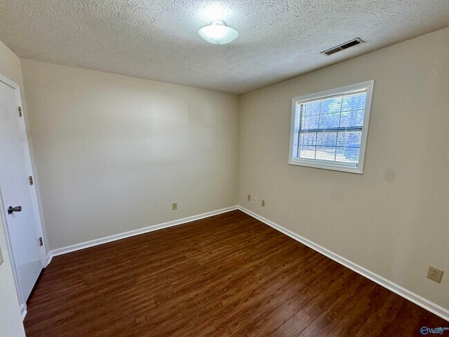 Building Photo - 508 McClellan St E