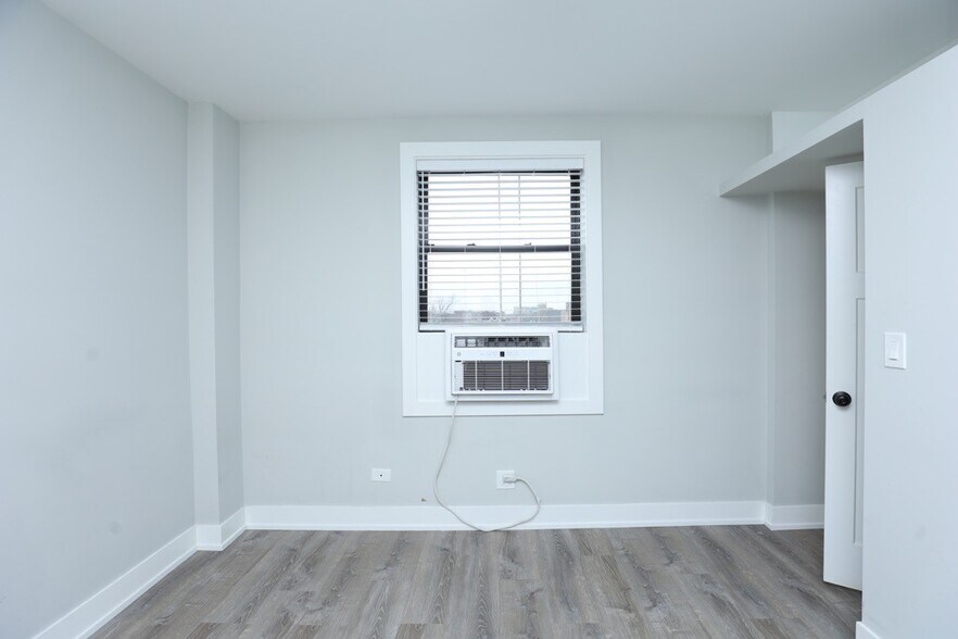 Building Photo - 508 W Belmont