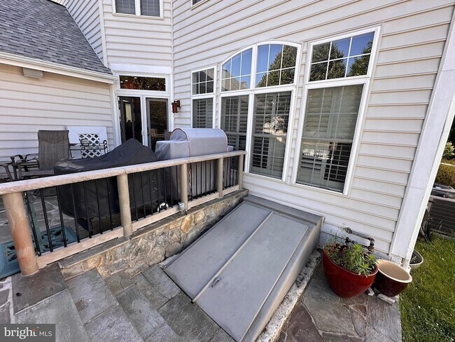 Building Photo - 307 Creek Valley Ln