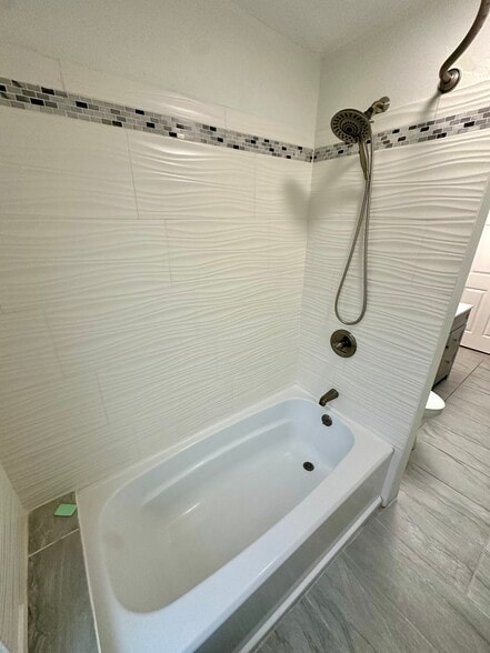 Extra-deep tub! - 8 Avon St
