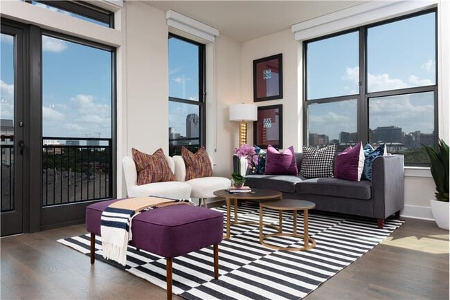 Building Photo - 3329 Oak Grove Ave